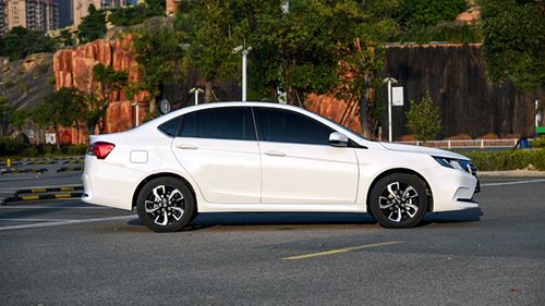 全系獨懸四輪碟剎，東南A5翼舞產品力解析，舞動同級新標桿？